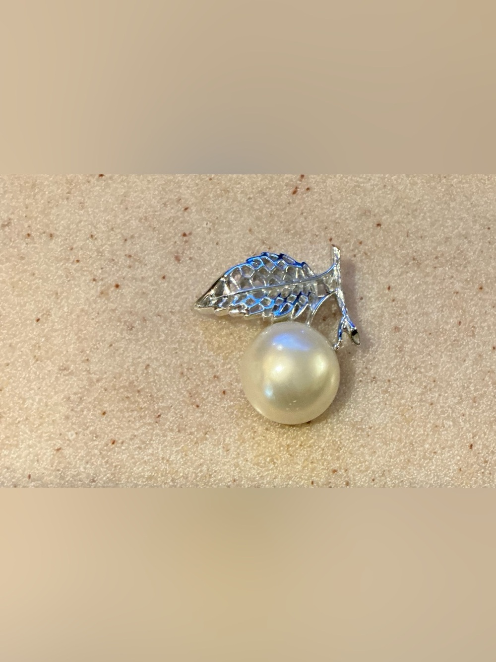 Sarah Coventry Silver Leaf Brooch with Cream Pearl